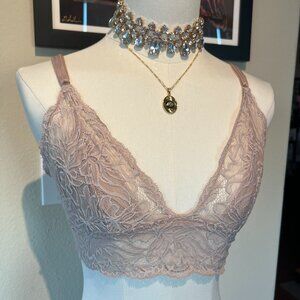 Natori size small cream / beige lace bra. Great condition, mildly used